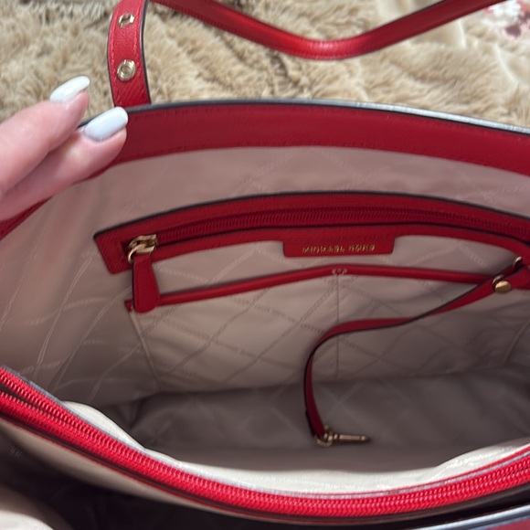 Michael Kors Voyager Saffiano Leather Tote Bag
Style# 30H1GV6T4T
NWT
Flame - Picture 8 of 10